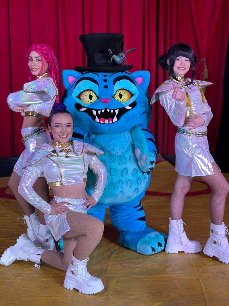 The cast at Circus Poema